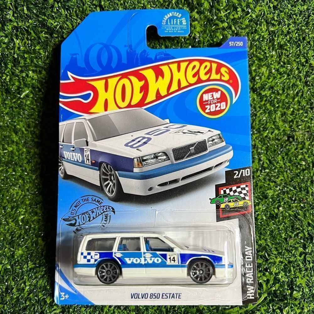 Hotwheels Volvo 850 Estate #57/250 White HW Race Day 2/10